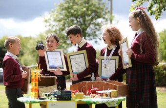 Young primary school children awarded Engineers Ireland’s STEPS Young Engineers Award with certificates